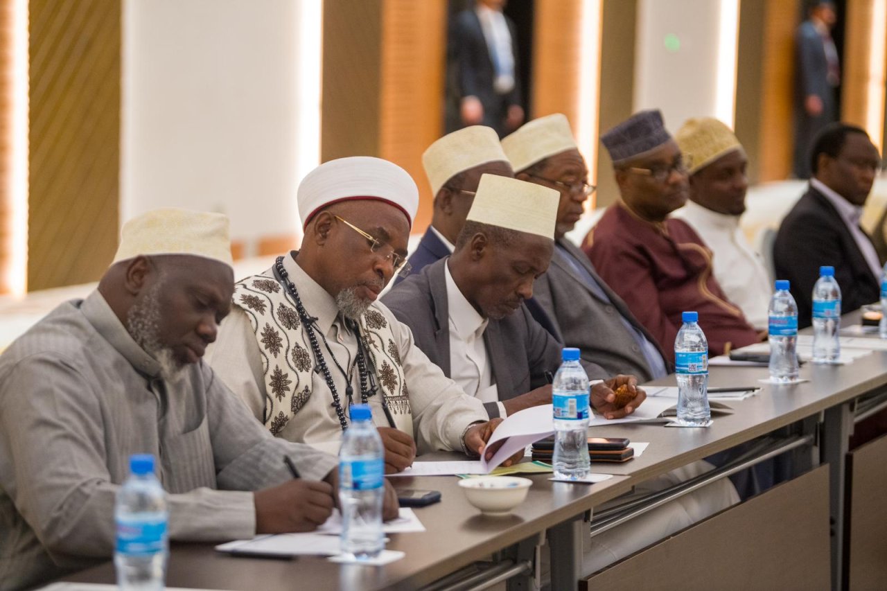 Lors d'une rencontre scientifique tenue aujourd'hui dans la ville de Dar es Salaam, les membres du Conseil des grands savants de la République unie de Tanzanie, dirigés par le grand mufti et grand imam cheikh Abou Bakr bin Zubair