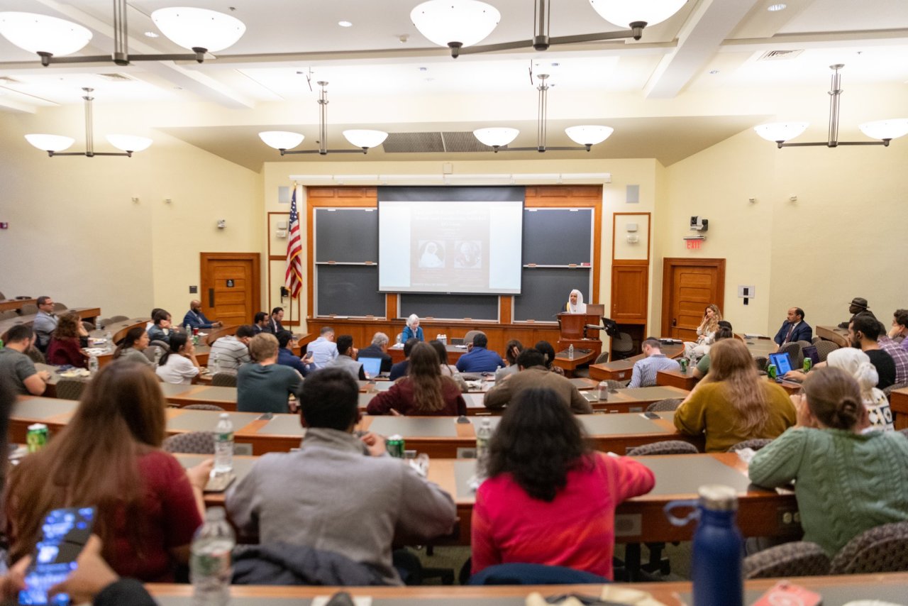 A l’invitation de la faculté de droit de la prestigieuse université de Harvard, et en présence de plusieurs membres du corps professoral, de décideurs politiques et d’étudiants :
