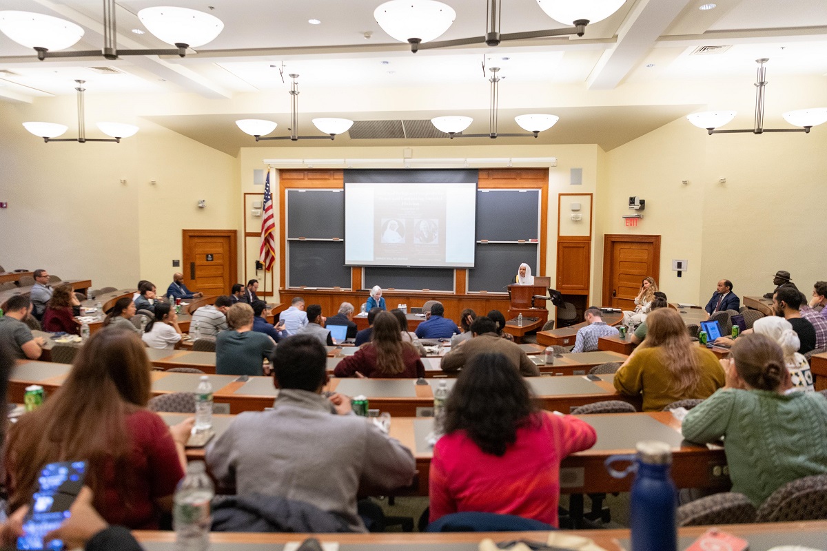 الشيخ د.العيسى يُلقي محاضرةً بجامعة هارفارد حول "الدين والقانون"