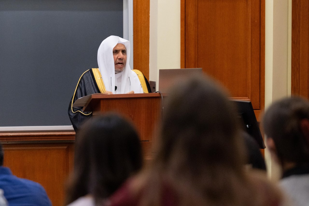 الشيخ د.العيسى يُلقي محاضرةً بجامعة هارفارد حول "الدين والقانون"