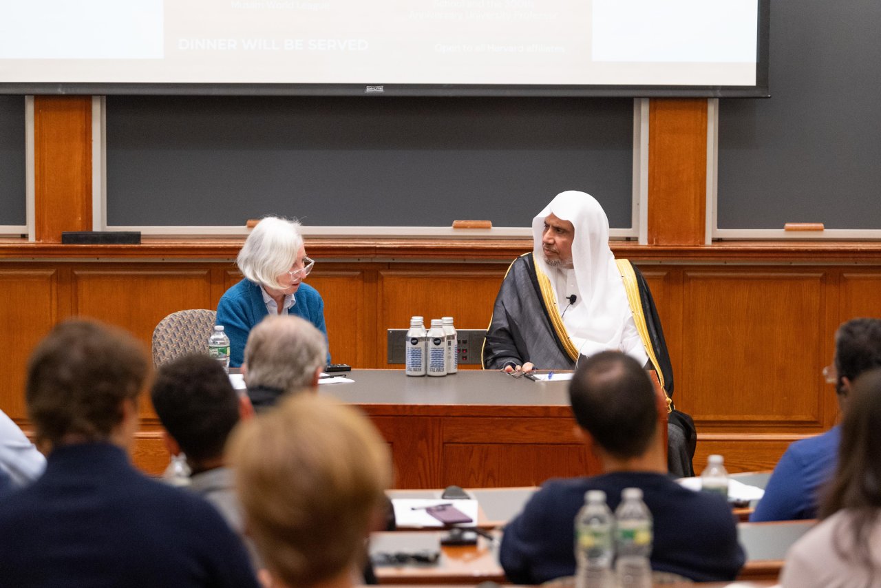 الشيخ د.العيسى يُلقي محاضرةً بجامعة هارفارد حول "الدين والقانون"