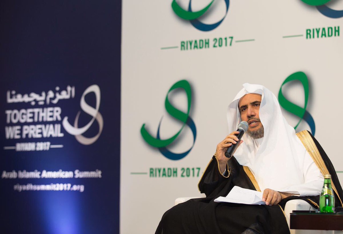 معالي الأمين العام في مؤتمر دولي على هامش زيارة فخامة الرئيس الأمريكي للمملكة (متحدثاً عن جهود المملكة والرابطة لمواجهة التطرف)