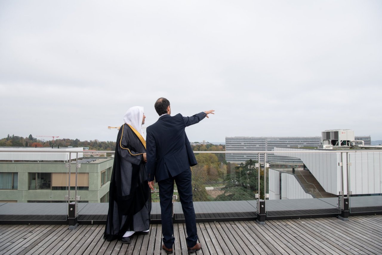 Lors de sa visite en réponse à l’invitation de centres de réflexion mondiaux et d’organisations internationales :