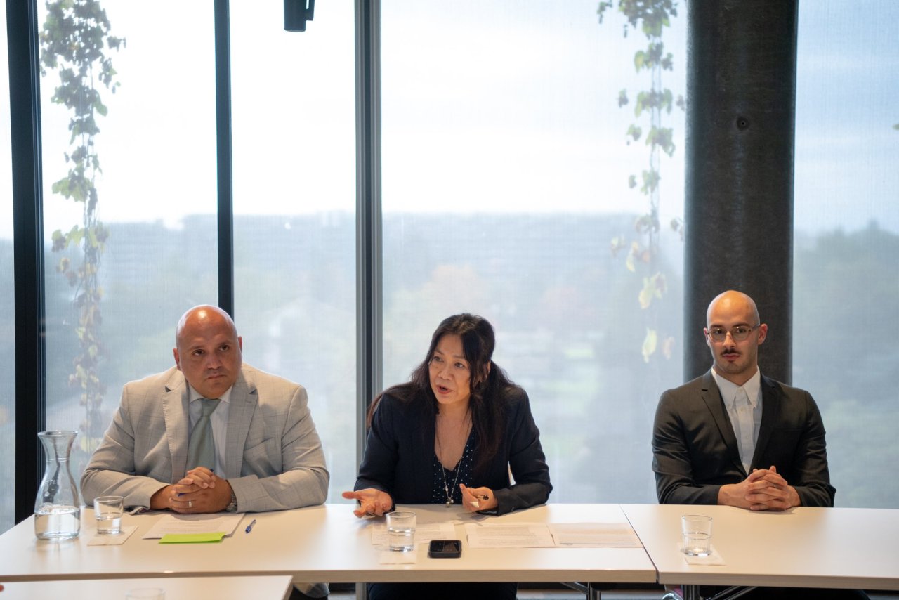 Lors de sa visite en réponse à l’invitation de centres de réflexion mondiaux et d’organisations internationales :