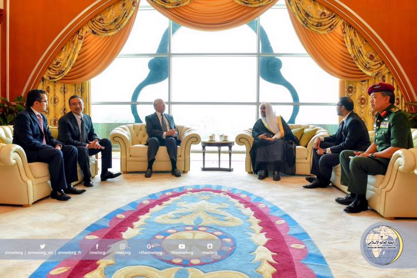 دولة رئيس الوزراء الماليزي السيد محمد نجيب عبد الرزاق مستقبلاً معالي أمين عام رابطة العالم الإسلامي الشيخ د.محمد العيسى بكوالالمبور