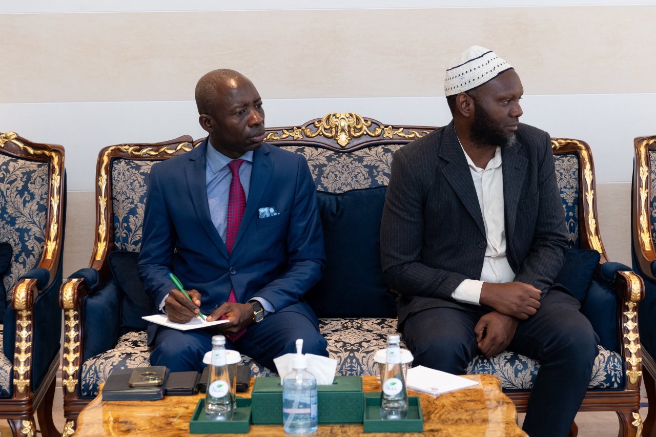 استقبل معالي الأمين العام، فضيلة الشيخ د.⁧‫محمد العيسى‬⁩، في مكتبه ظهر اليوم، سعادةَ سفير جمهورية غينيا بيساو لدى المملكة العربية السعودية السيد دينو سيدي، والوفدَ المرافق له