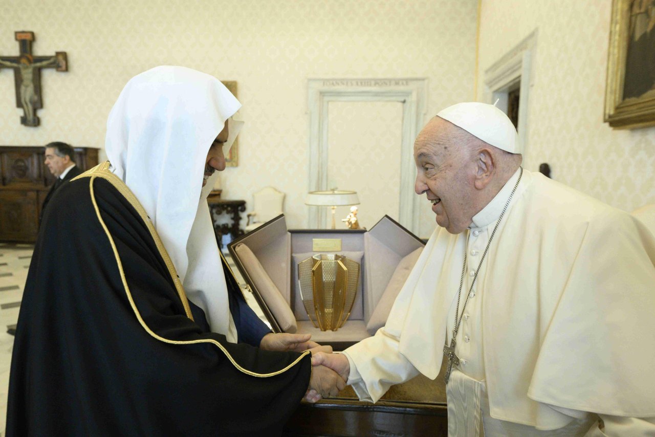 بحَث فضيلة الشيخ د.محمد بن عبدالكريم العيسى، والبابا فرنسيس، بابا الكنيسة الكاثوليكية، عددًا من الموضوعات ذات التعاون والاهتمام المُشترَك