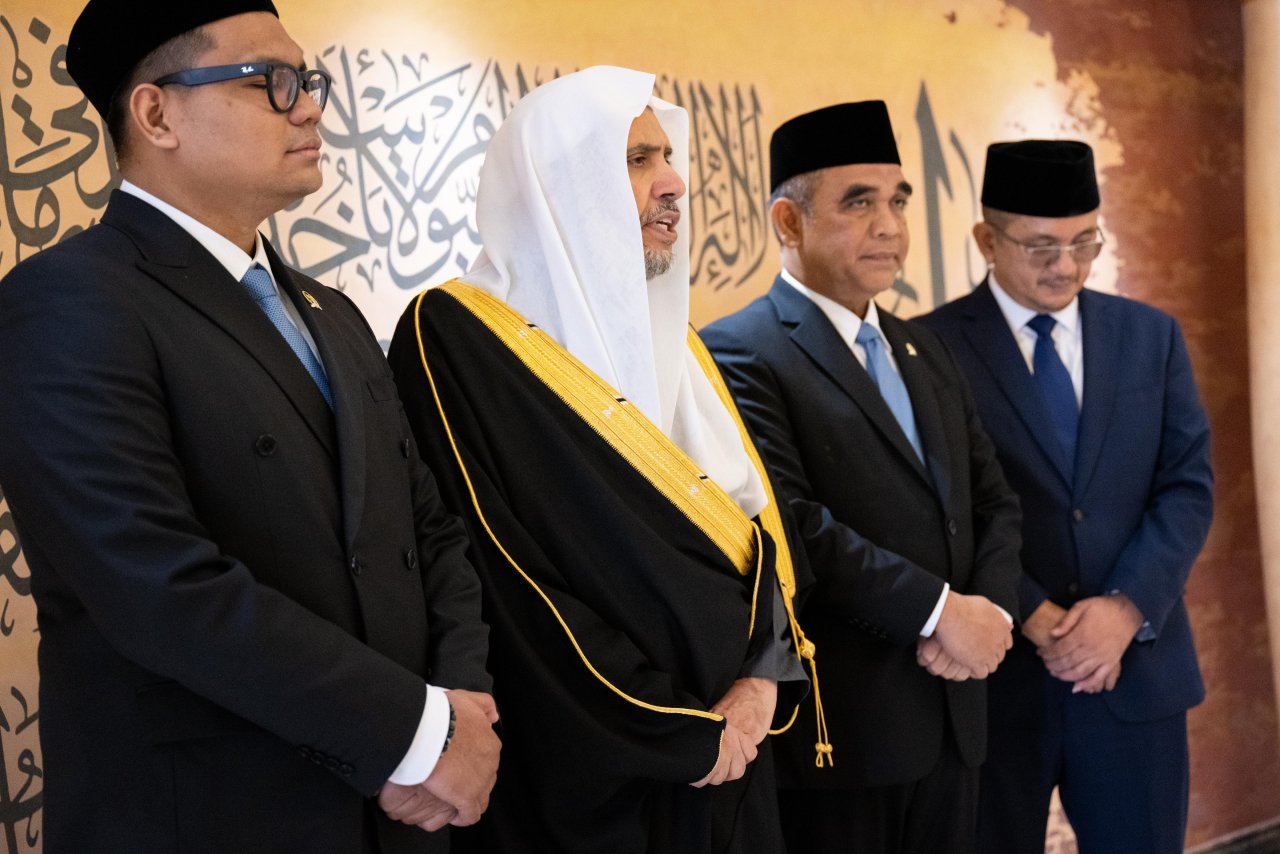 Il a transmis à cheikh Alissa les salutations du Président Subianto et lui a remis une invitation officielle à se rendre en Indonésie :