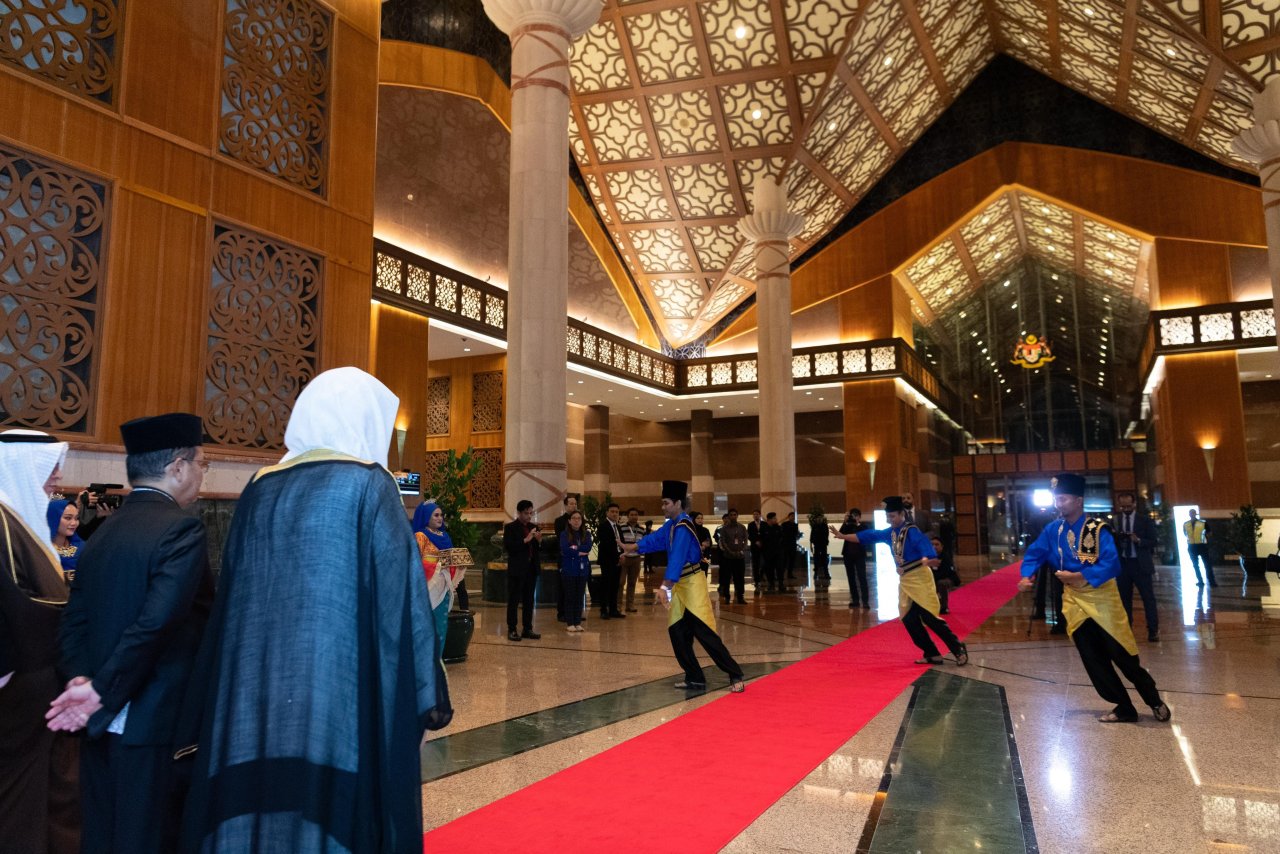 ‏معالي الأمين العام الشيخ د.⁧‫محمد العيسى‬⁩ يصل العاصمة كوالالمبور، وفي استقباله معالي الوزير برئاسة مجلس الوزراء، السيناتور د.محمد نعيم، وعدد من العلماء والشخصيات الحكومية