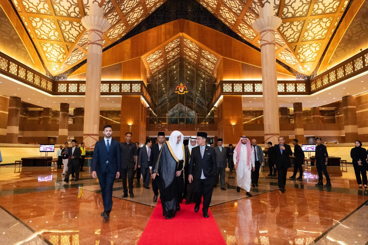 ‏معالي الأمين العام الشيخ د.⁧‫محمد العيسى‬⁩ يصل العاصمة كوالالمبور، وفي استقباله معالي الوزير برئاسة مجلس الوزراء، السيناتور د.محمد نعيم، وعدد من العلماء والشخصيات الحكومية