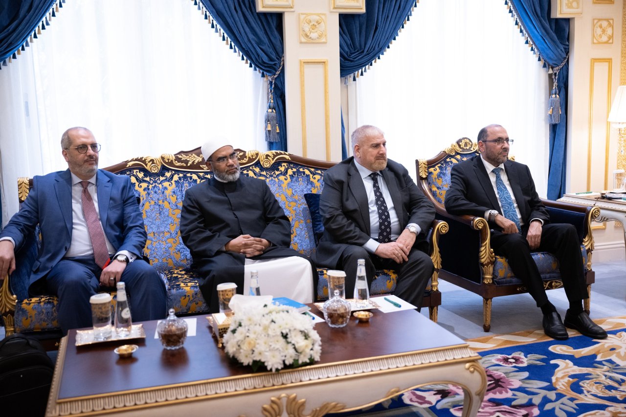 استقبل فضيلة الشيخ د.محمد العيسى، في مكتبه بمكة المكرمة، وفدَ المجلس التنسيقي الأوروبي (آمال)، الذي يضمّ ممثّلين عن 21 دولة أوروبية، برئاسة عميد مسجد باريس الكبير، السيد شمس الدين حفيز