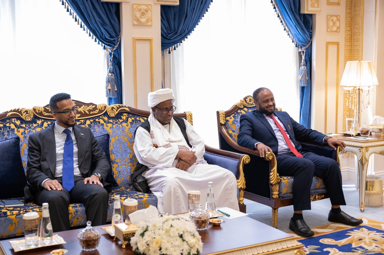 ‏استقبلَ  فضيلة الشيخ د.⁧‫محمد العيسى‬⁩‬⁩، في مكتبه بمكة المكرمة، معاليَ وزير الشؤون الدينية والأوقاف في جمهورية السودان، د. عمر بخيت محمد، والوفدَ المُرافق له