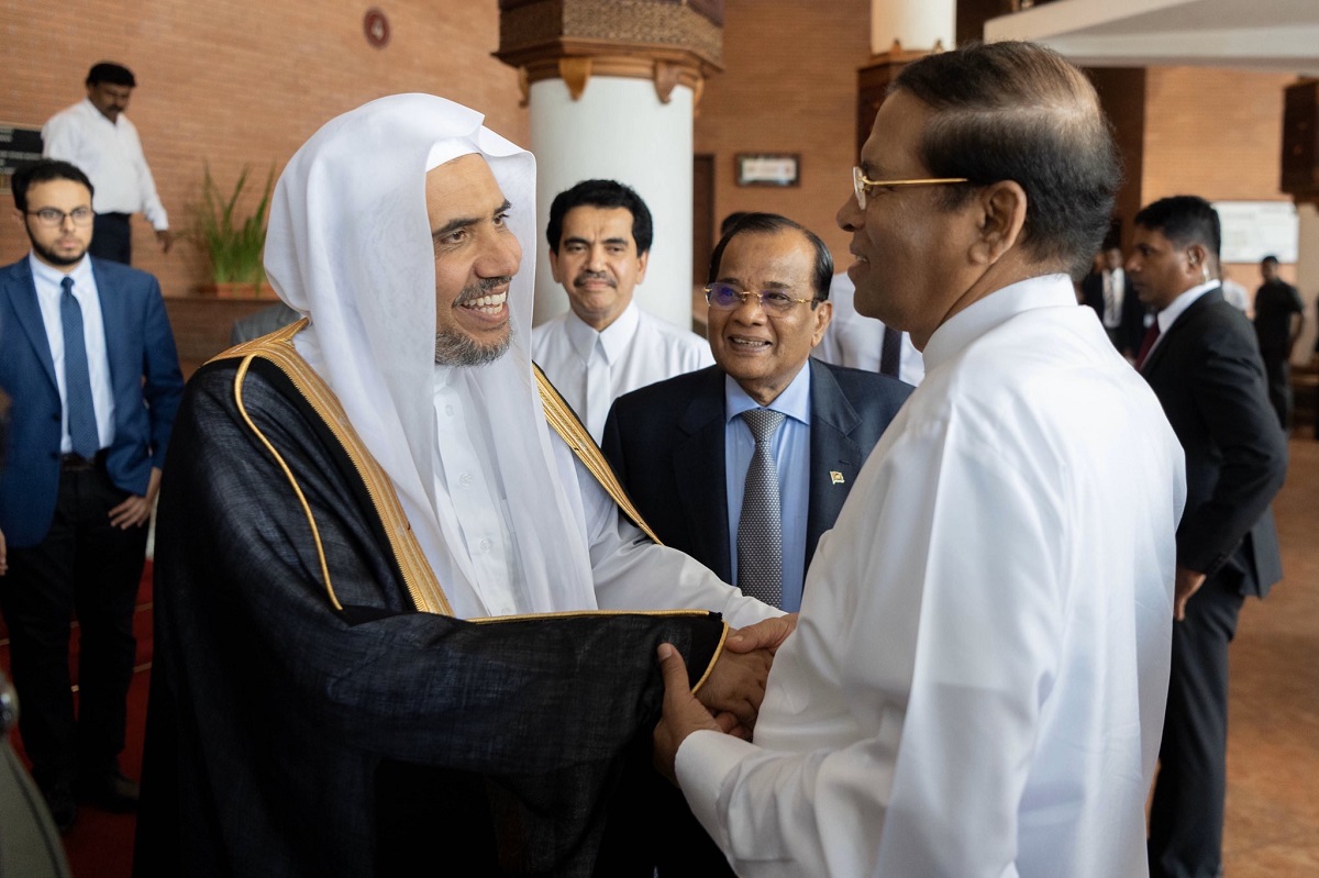 فخامة الرئيس السيريلانكي في حوار مع معالي الشيخ د محمد العيسى حيث قدَّر فخامته جهود رابطة العالم الإسلامي حول العالم لتعزيز السلام والوئام الديني