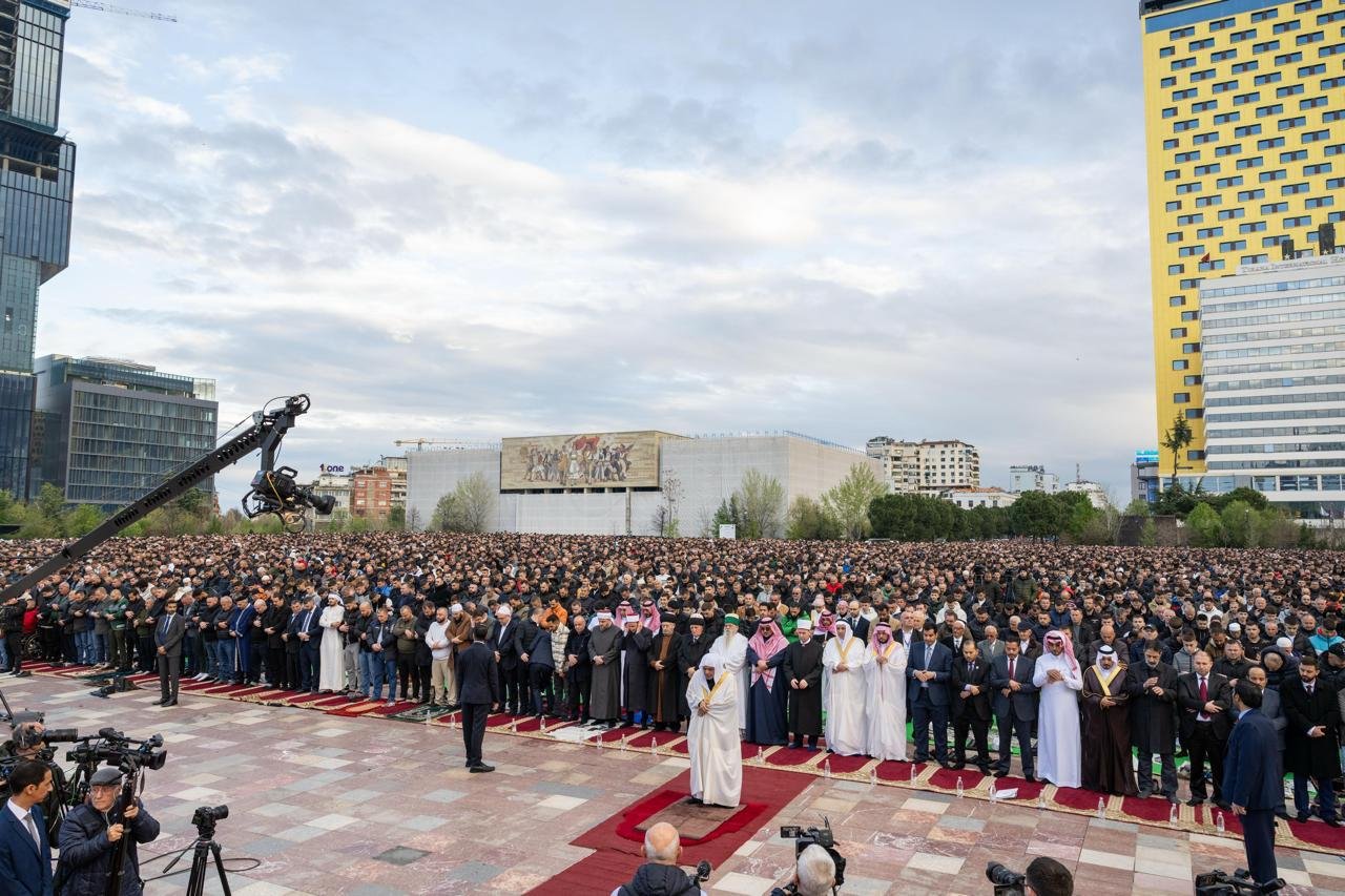 cheikh Mohammed Alissa prononce le sermon de l’Aïd, en réponse à l’invitation du Président de la République d’Albanie