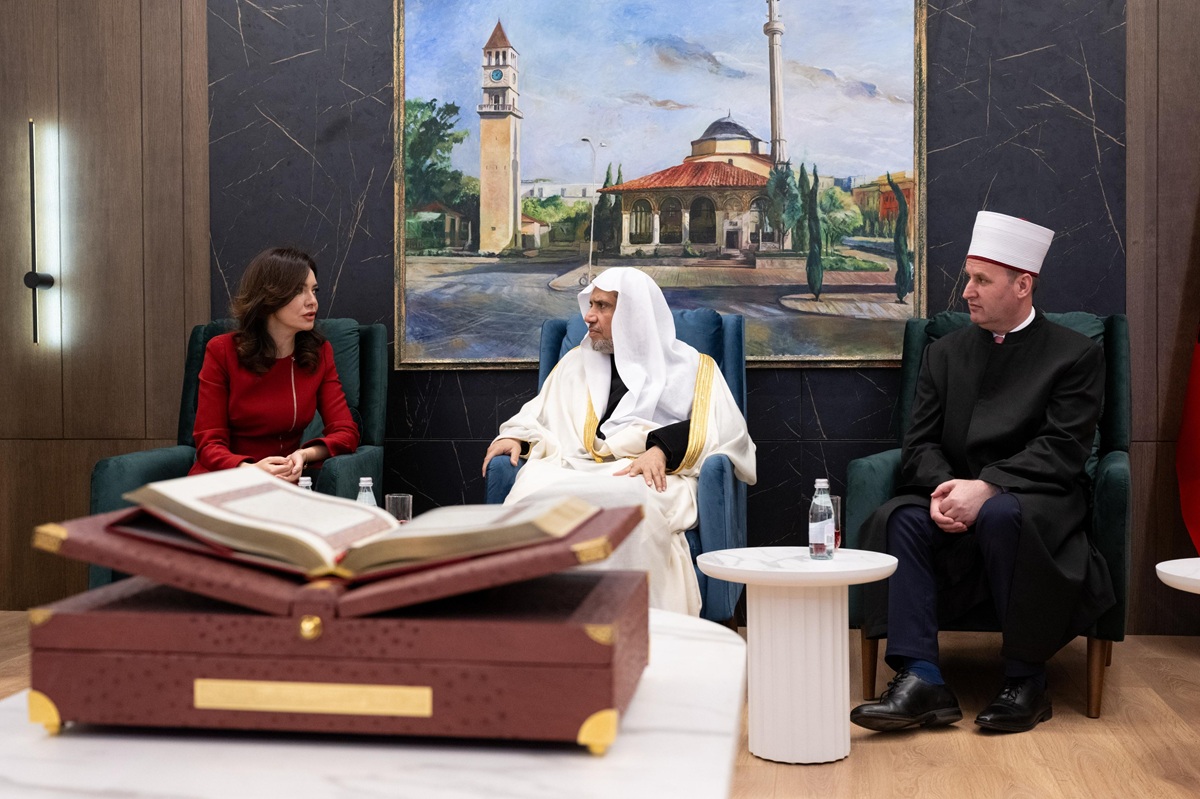Après avoir dirigé la prière et prononcé le sermon de l’Aïd, le Secrétaire général, cheikh Mohammed Alissa a rencontré au Comité des oulémas dans la capitale albanaise