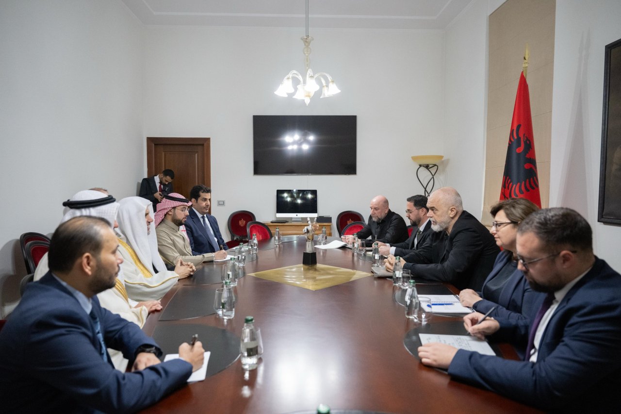 Le Premier ministre albanais, M. Edi Rama, a accueilli au siège de la Primature le Secrétaire général, Président de l’Organisation des savants musulmans, cheikh Mohammed Alissa