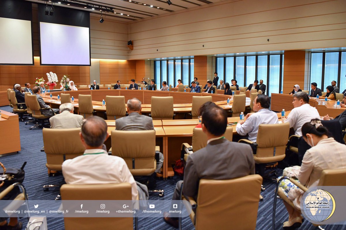 ‏معالي الأمين العام في حوار مطول ومهم مع برلمانيين يابانيين ، محتفين به في نهاية اللقاء بمعاليه على مأدبة غداء