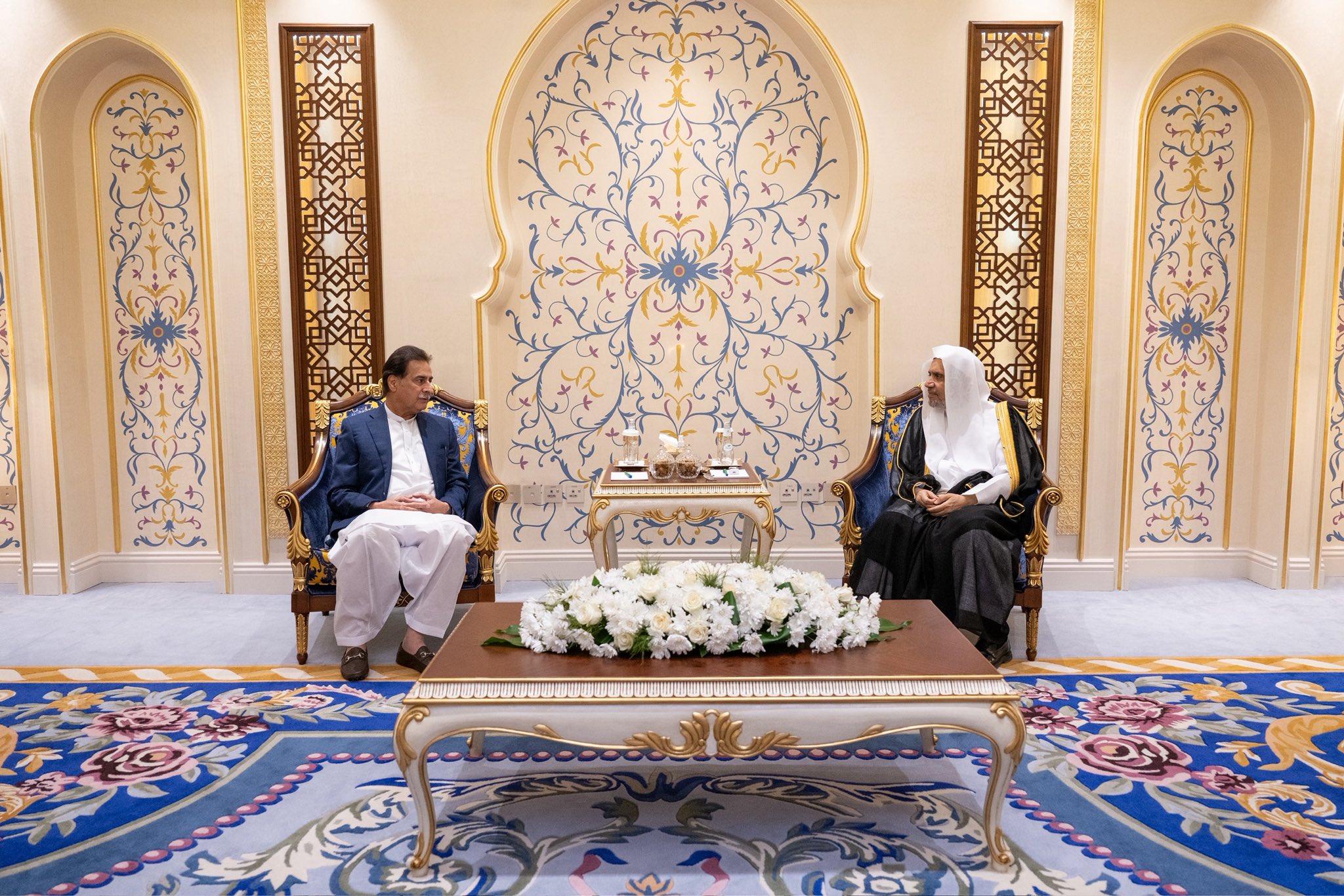 à La Mecque, le Secrétaire général et Président de l’Organisation des savants musulmans, cheikh Mohammed Alissa a rencontré le Président du Parlement pakistanais, M. Sardar Ayaz Sadiq.