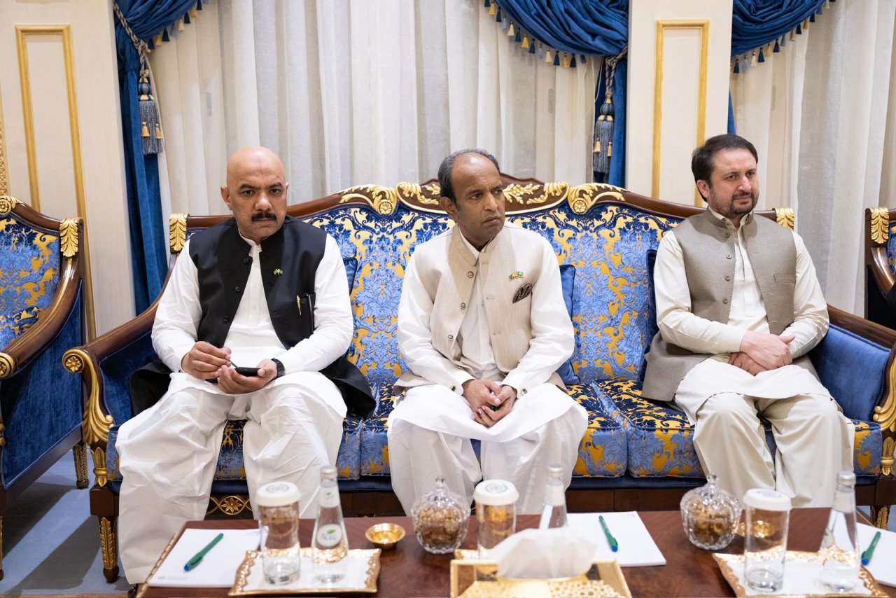 à La Mecque, le Secrétaire général et Président de l’Organisation des savants musulmans, cheikh Mohammed Alissa a rencontré le Président du Parlement pakistanais, M. Sardar Ayaz Sadiq.