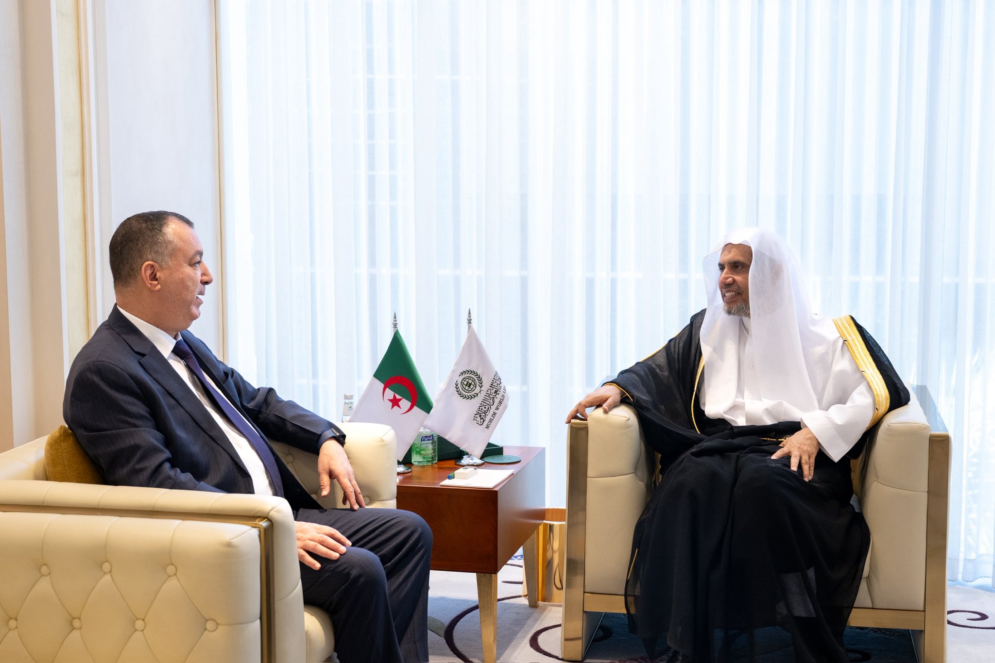 Le Secrétaire général,, cheikh Mohammed Al-Issa , a reçu l’Ambassadeur de la République algérienne démocratique et populaire auprès du Royaume d’Arabie saoudite, M. Chérif Walid.