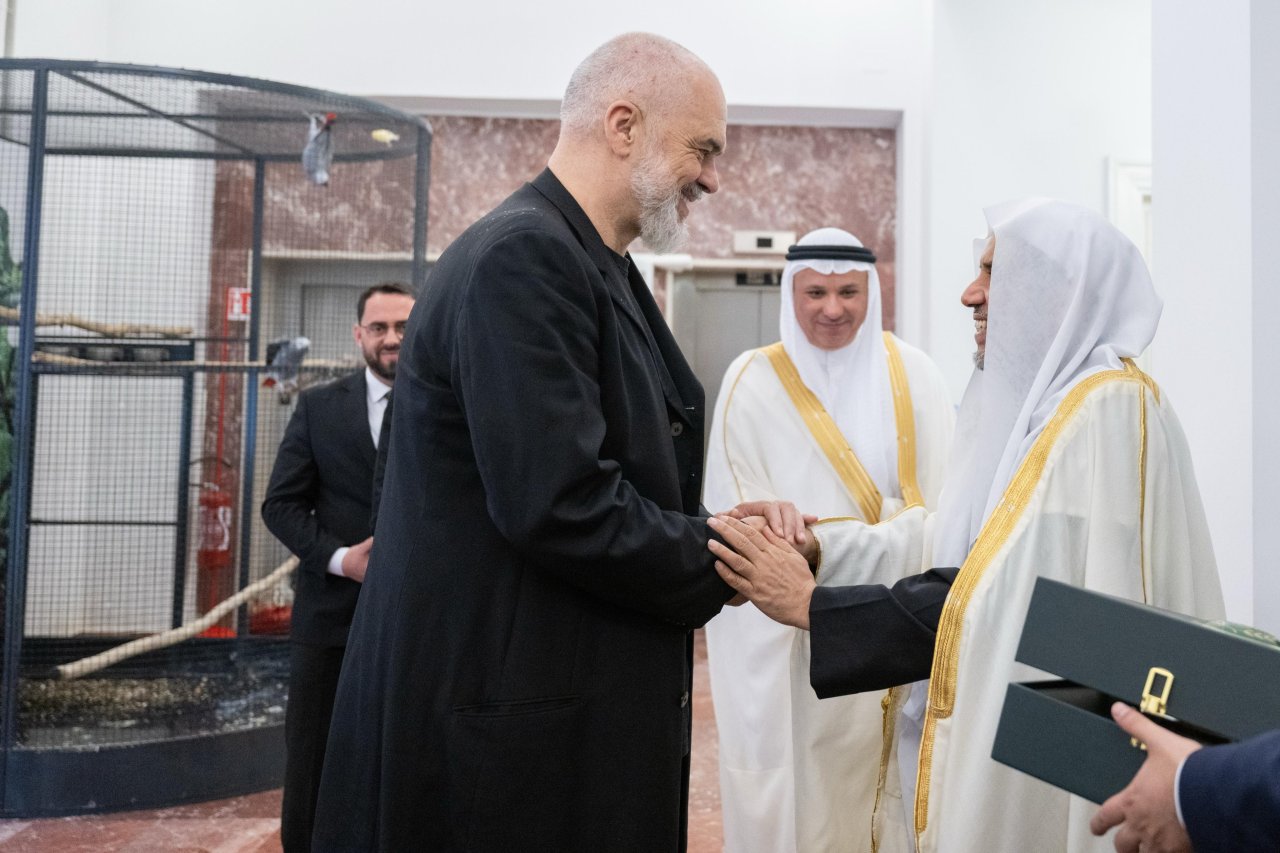 ‏استقبل دولةُ رئيس الوزراء الألباني السيد أدي راما، في مقره فضيلة الأمين العام، الشيخ د. ⁧‫محمد العيسى‬⁩‬⁩، معبراً دولته عن تثمين زيارة فضيلته للبلاد لإلقاء خطبة عيد الفطر المبارك