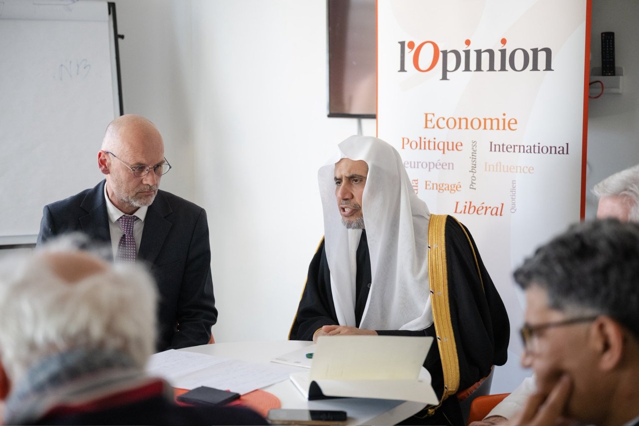 استضافتْ يوميّة "لوبينيون" في مقرها بالعاصمة الفرنسية "باريس"، مائدةً مستديرةً مع معالي الأمين العام، فضيلة الشيخ د.محمد العيسى، حضرها عدد من المراكز البحثية والسياسيين وصنّاع الرأي