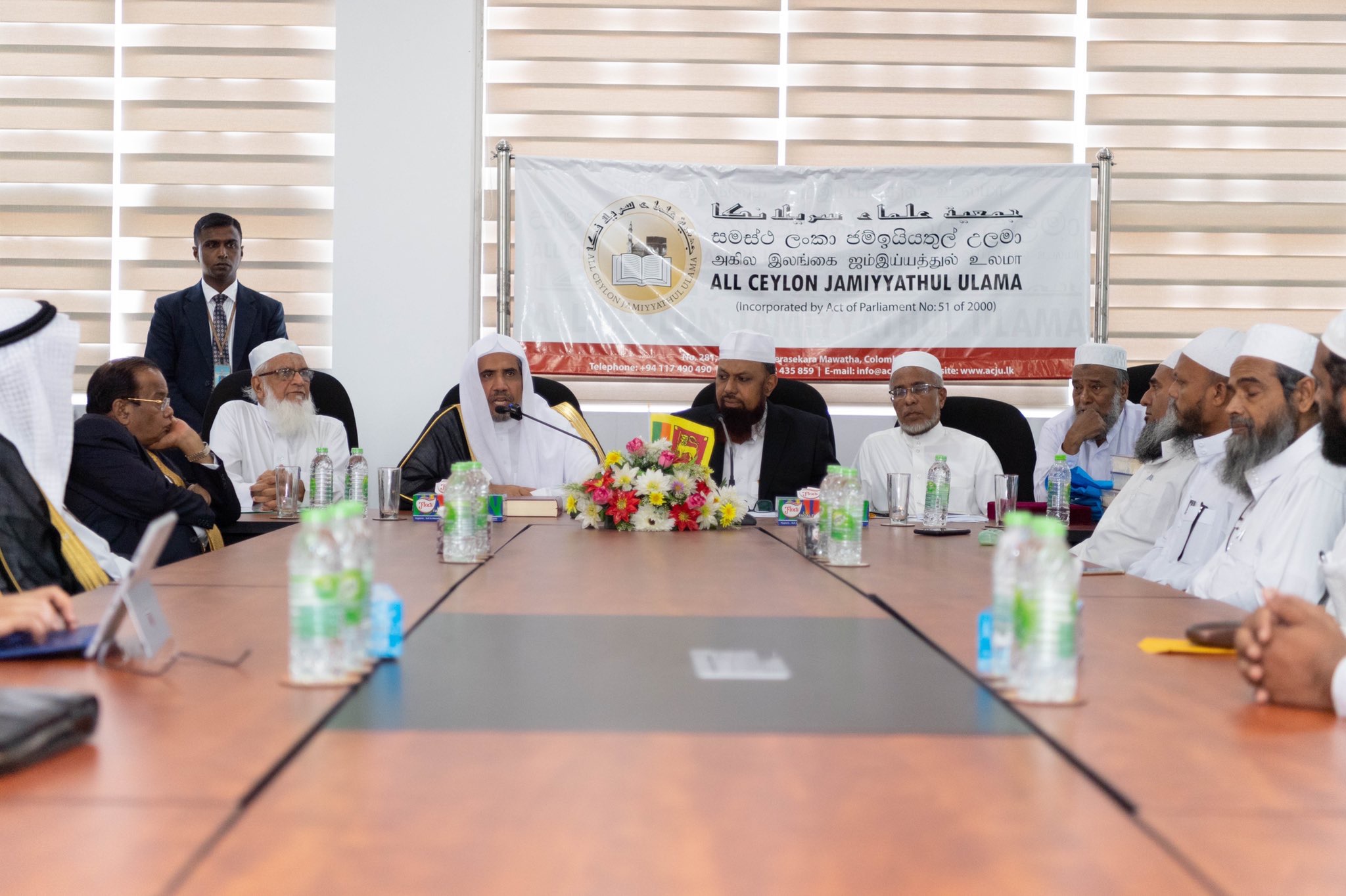 اجتمع معالي أمين عام رابطة العالم الإسلامي في كولومبو بفضيلة رئيس جمعية علماء سريلانكا وأعضاءها، الذين عبروا عن سعادتهم الغامرة بزيارة الرابطة وحسن توقيتها