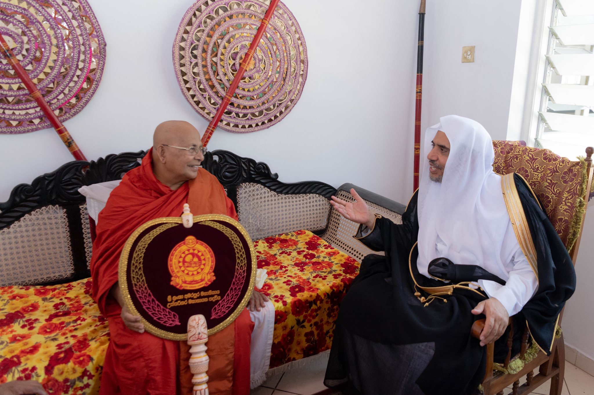 التقى معالي الشيخ د. محمد العيسى في سياق فعاليات قمة وئام الأديان المنعقدة بتنظيم الرابطة في سريلانكا بعدد من كبار القيادات البوذية حول العالم