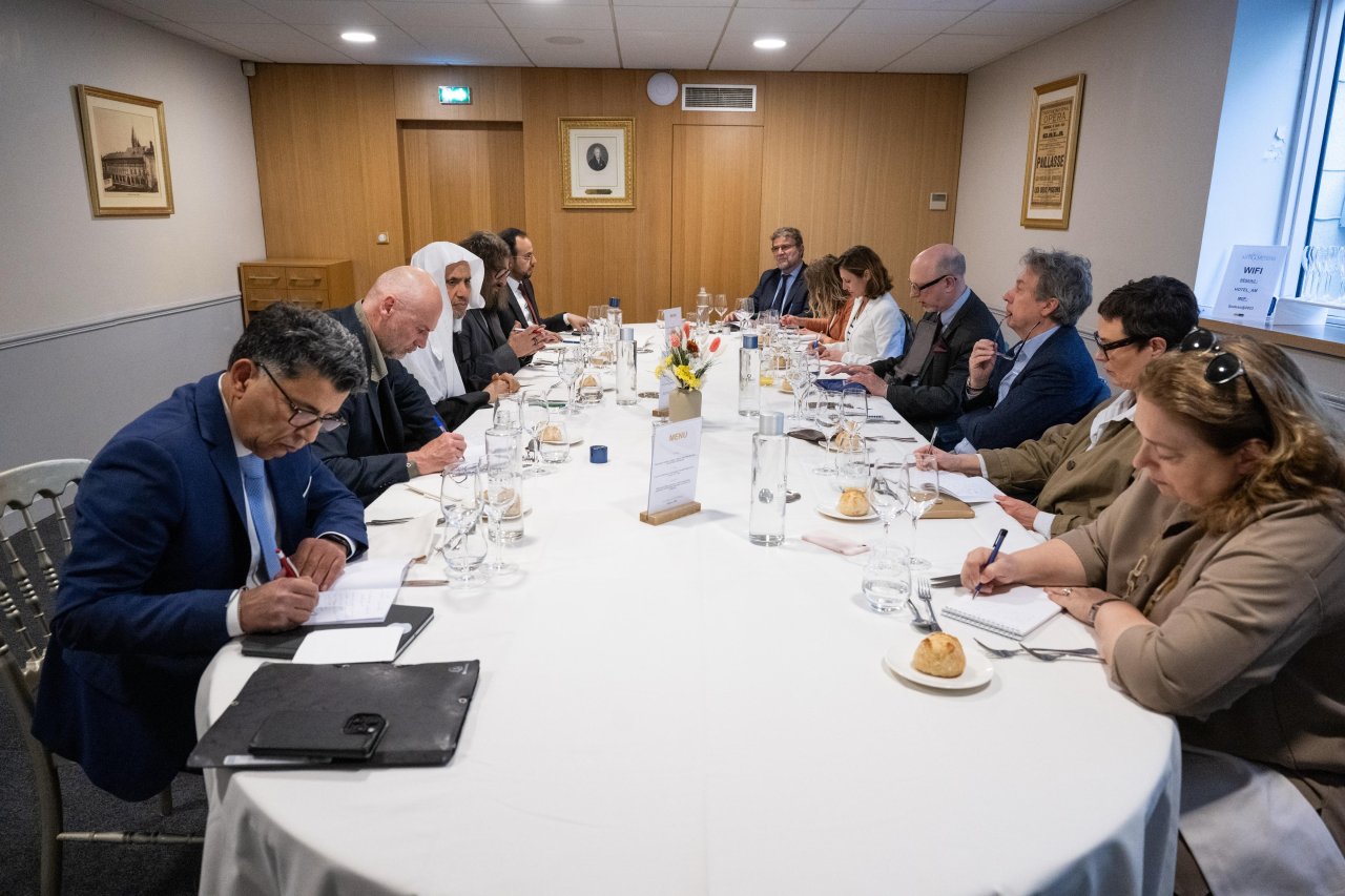 In response to invitations from prominent global centers for thought and study in Paris, the Secretary-General of the Muslim World League begins his official visit to the Republic of France.