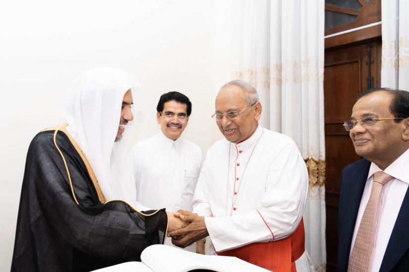 معالي أمين عام رابطة العالم الإسلامي الشيخ د. محمد العيسى يلتقي في سريلانكا نيافة الكاردينال رنجيت رئيس أساقفة كولومبو