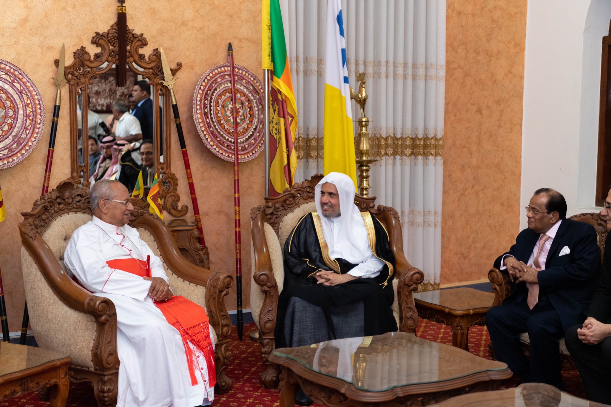 معالي أمين عام رابطة العالم الإسلامي الشيخ د. محمد العيسى يلتقي في سريلانكا نيافة الكاردينال رنجيت رئيس أساقفة كولومبو