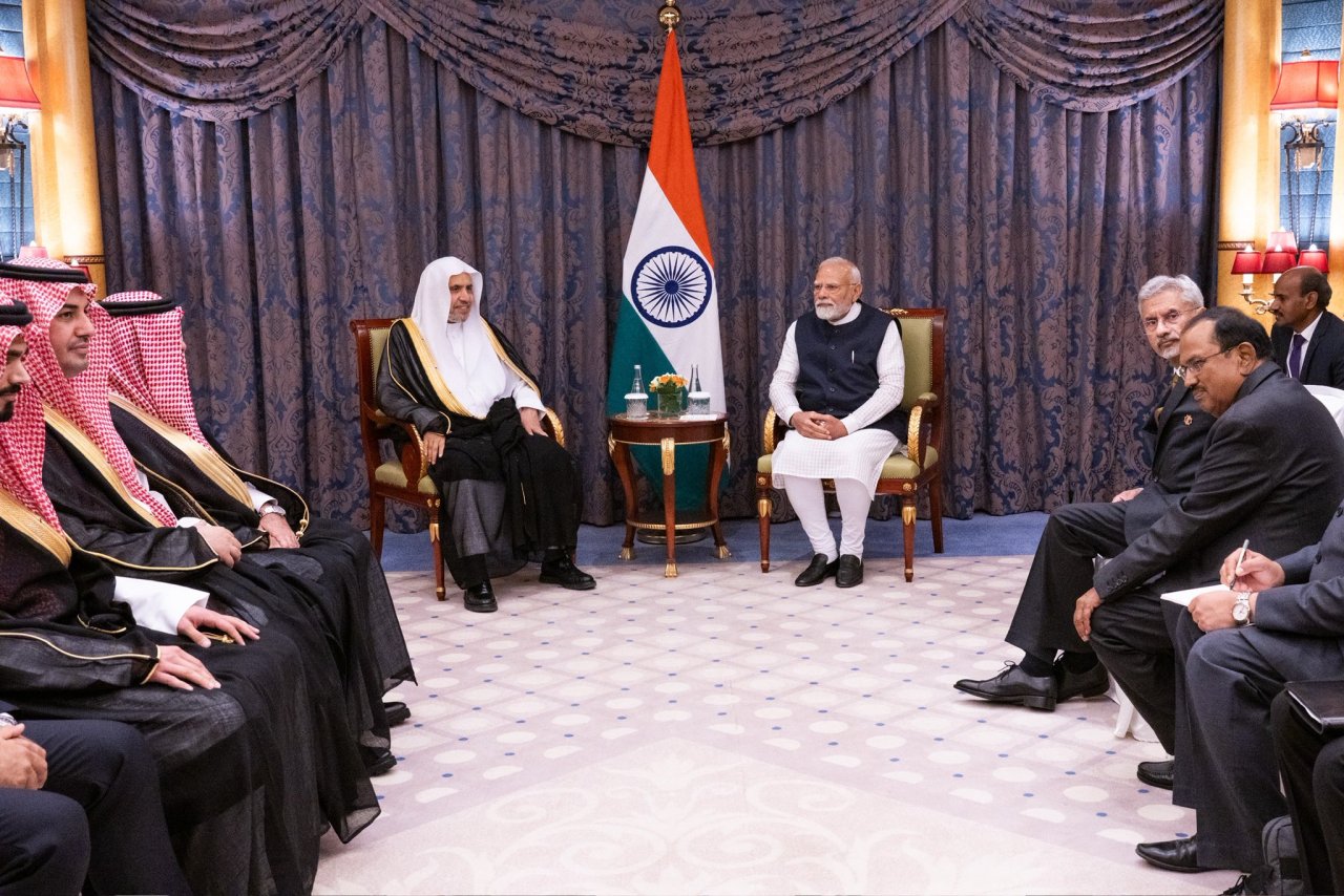 Le Secrétaire général, Président de l’Organisation des savants musulmans, cheikh Mohammed Al-Issa , a rencontré à Djeddah le Premier ministre de la République de l’Inde, M. Narendra Modi.