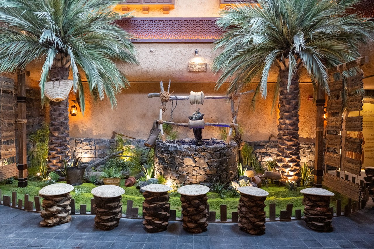 حرمِ نبوی شریف کے جوار میں واقع رابطہ عالم اسلامی کے زیر انتظام سیرت نبوی میوزیم میں: مدینہ منورہ ریجن کے گورنر ،شہزادہ سلمان بن سلطان بن عبد العزیز نے بین الاقوامی سیرت نبوی میوزیم کے