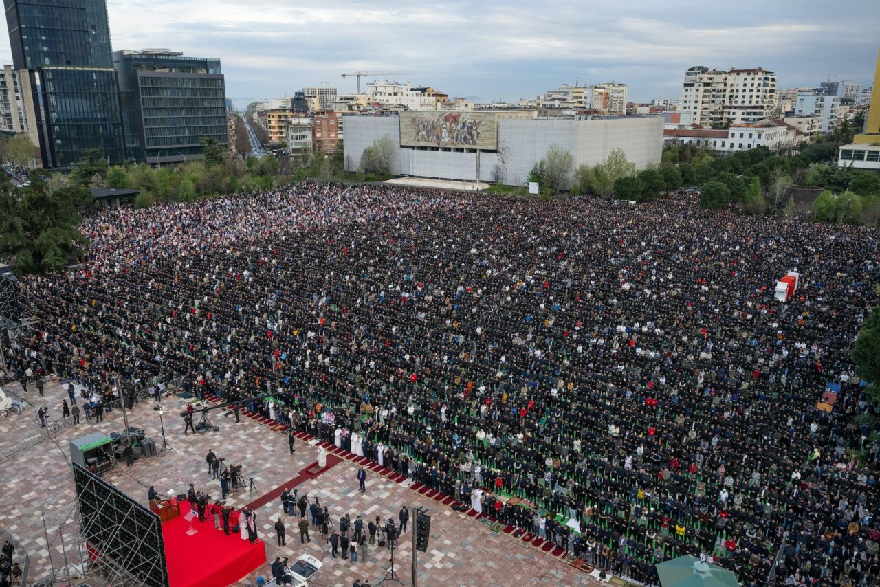 التعريف بالإسلام، وإبراز قِيَمِه السمحة، وترسيخ قيم الوسطية والاعتدال