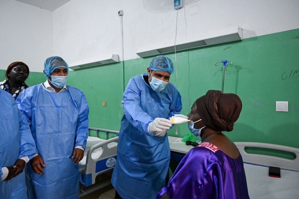 معالي الأمين العام، رئيس هيئة علماء المسلمين، فضيلة الشيخ د.محمد العيسى، يقفُ اليومَ على برنامج رابطة العالم الإسلامي لجراحات العيون للمرضى المحتاجين في جمهورية "غينيا بيساو"