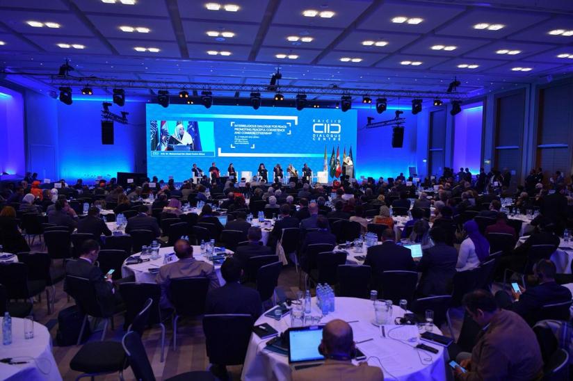 في لقاء عالمي ضم كبار قادة أتباع الأديان، ورواد الثقافة والفكر، وعدداً من السياسيين والإعلاميين حول العالم في العاصمة النمساوية (فـيــــــــينا)