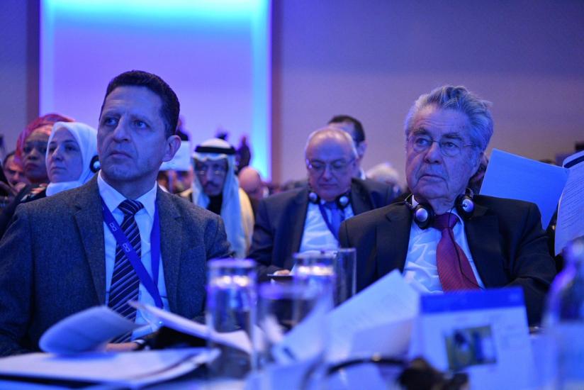 في لقاء عالمي ضم كبار قادة أتباع الأديان، ورواد الثقافة والفكر، وعدداً من السياسيين والإعلاميين حول العالم في العاصمة النمساوية (فـيــــــــينا)