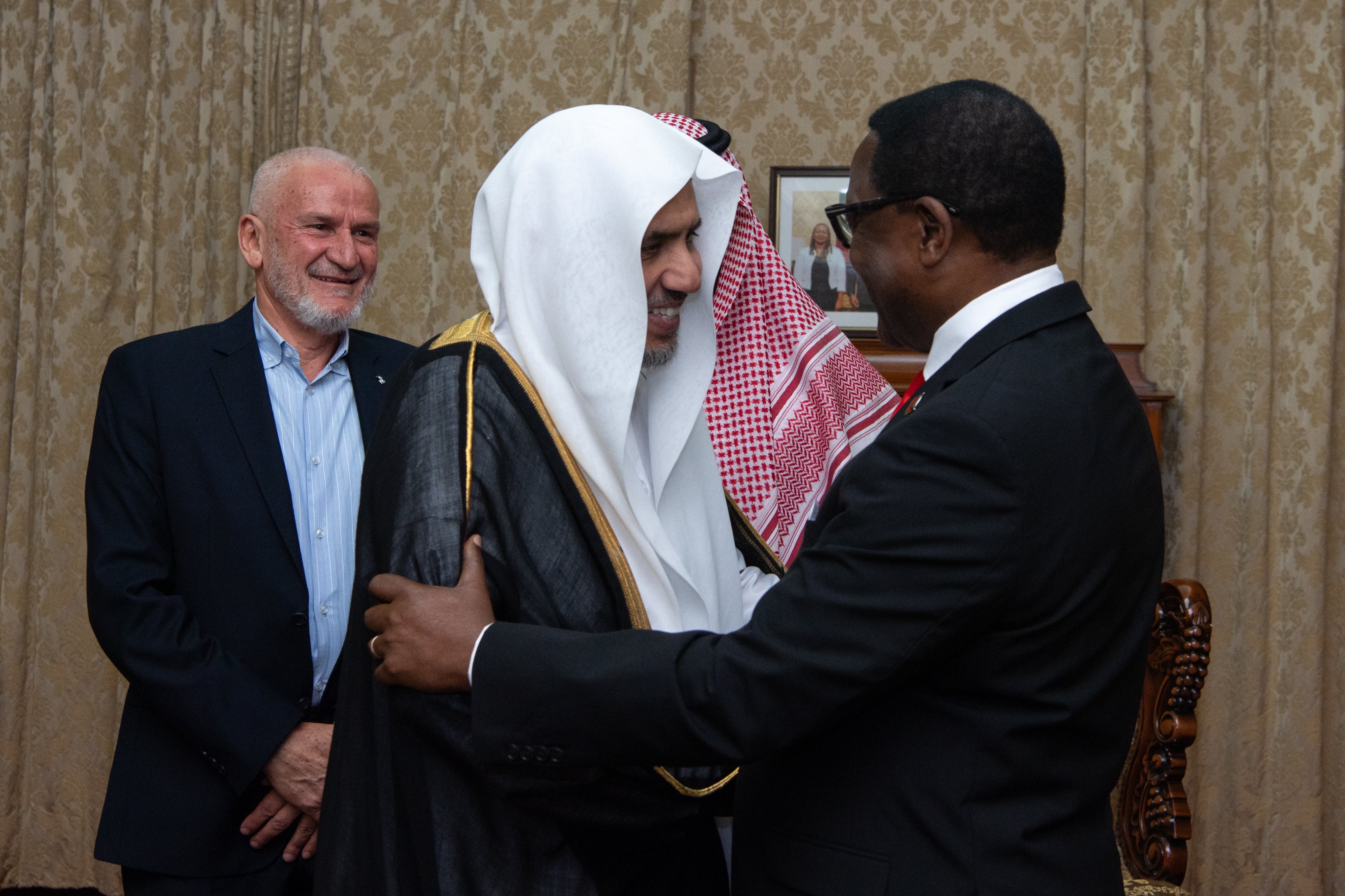 فخامة رئيس جمهورية مالاوي، السيد لازاروس ماكارثي تشاكويرا، يمنح معالي الأمين العام، الشيخ د.محمد العيسى وسامَ الجمهورية