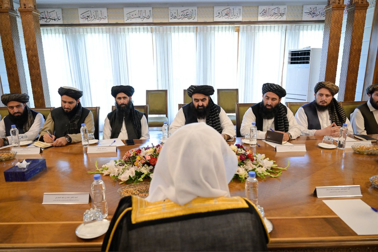 ‏التقى معالي الأمين العام، رئيس هيئة علماء المسلمين، فضيلة الشيخ د.⁧‫محمد العيسى‬⁩ ‬⁩، معاليَ وزير الخارجية الأفغاني، المولوي أمير خان متقي، في المقرّ الأول لمجلس الأمن في قصر رئاسة الوزراء