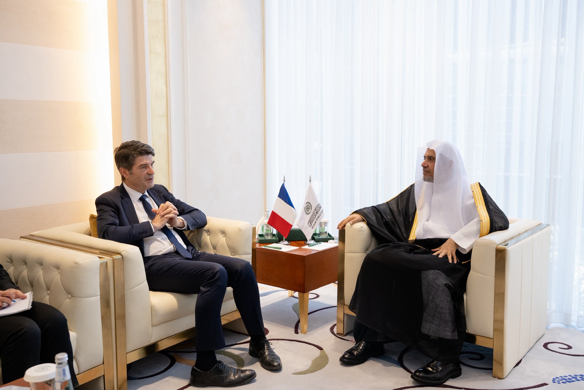 التقى معالي الأمين العام، فضيلة الشيخ د.⁧‫محمد العيسى‬⁩ ⁦‪‬⁩، في مكتبه بالرياض، ظهر اليوم، سعادةَ سفير الجمهورية الفرنسية لدى المملكة العربية السعودية، السيد باتريك ميزوناف