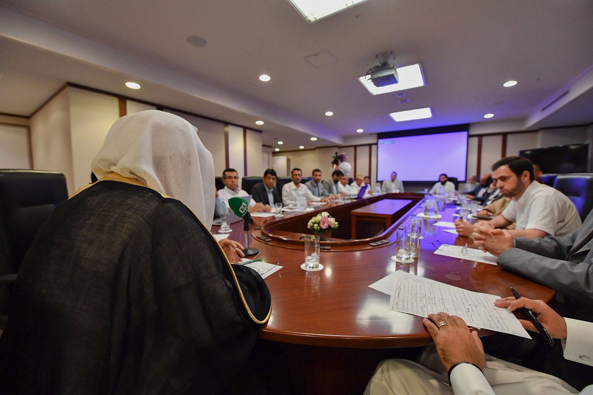 معالي الأمين العام ملتقياً قيادات الجالية الإسلامية باليابان، ودار الحوار حول تعزيز تواصلها الحضاري المستنير مع الجميع