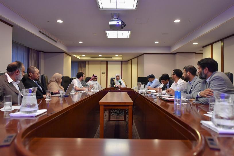معالي الأمين العام ملتقياً قيادات الجالية الإسلامية باليابان، ودار الحوار حول تعزيز تواصلها الحضاري المستنير مع الجميع