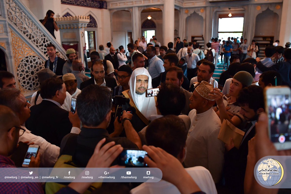 معالي الأمين العام مع إخوانه المصلين في أحد مساجد طوكيو، مرسلاً "بطلب المصلين" رسائل (مباشرة) عبر وسائل التواصل لعموم الجالية الإسلامية 