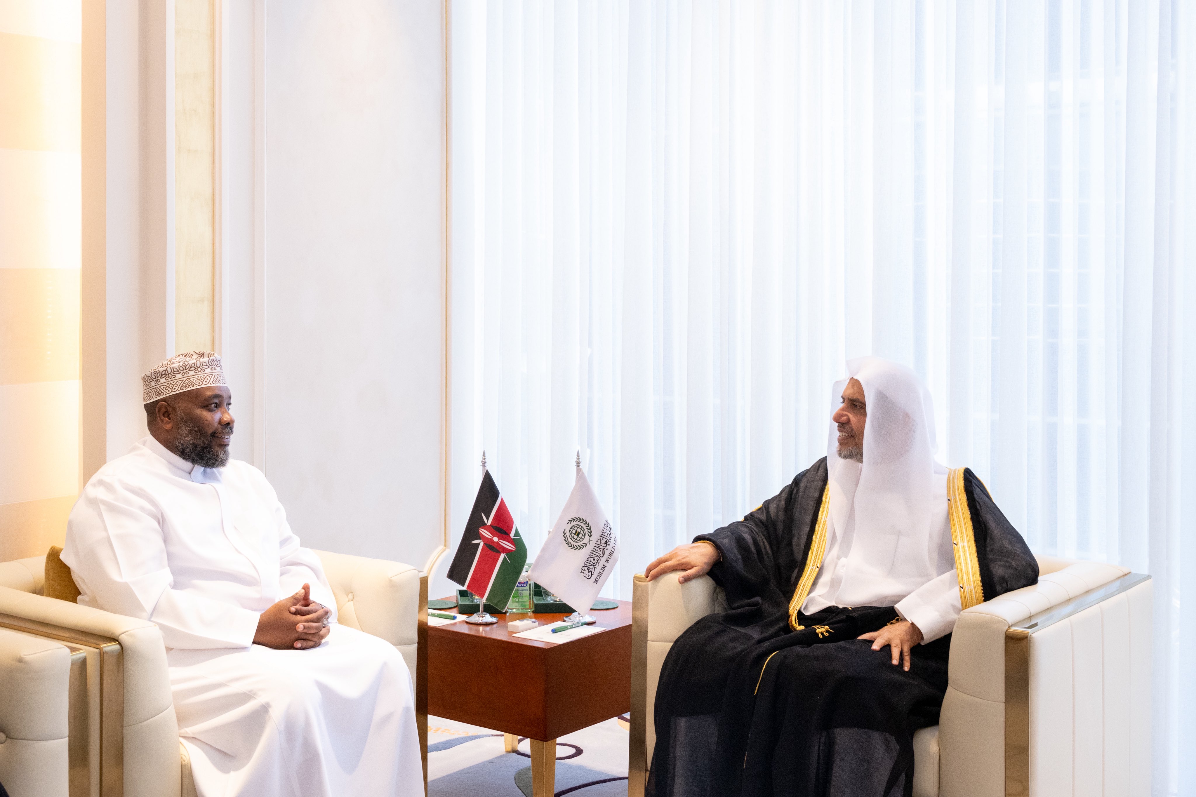 Le Secrétaire général, cheikh Mohammed Al-Issa, a reçu l’Ambassadeur de la République du Kenya auprès du Royaume d’Arabie saoudite, M. Mohamed Ramadan Rwankieh.