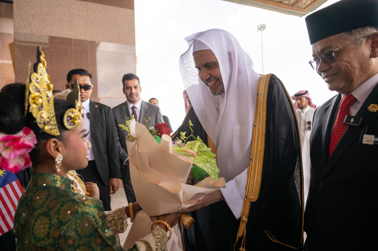 يرأسُ بالشراكة مع الحكومة الماليزيّة؛ القمةَ الدوليةَ للقيادات الدينية، والاجتماعَ الثالثَ لمجلس علماء آسيان