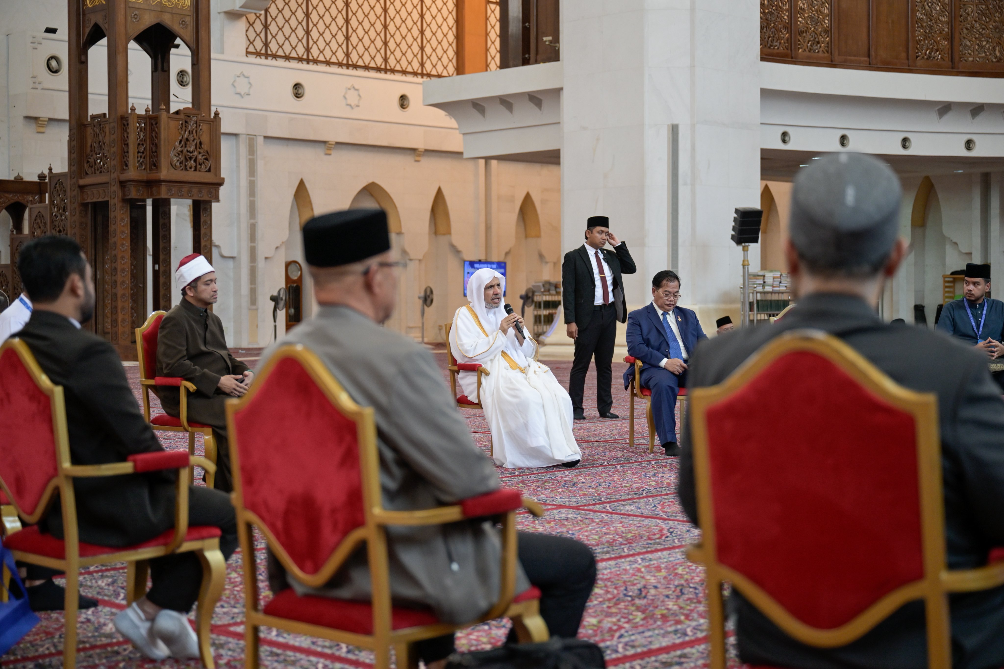 معالي الأمين العام، رئيس هيئة علماء المسلمين، فضيلة الشيخ د.⁧‫محمد العيسى‬⁩‬⁩، يعقد جلسةً علمية داخل الجامع مع كبار علماء آسيان تناولت تشخيص وتحليل وسبُل معالجة رُهاب الإسلام "الإسلاموفوبيا"