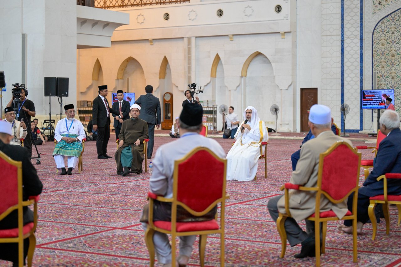 Après avoir prononcé le sermon du vendredi devant les fidèles et dirigé la prière dans la plus grande mosquée de la capitale malaisienne, Kuala Lumpur :