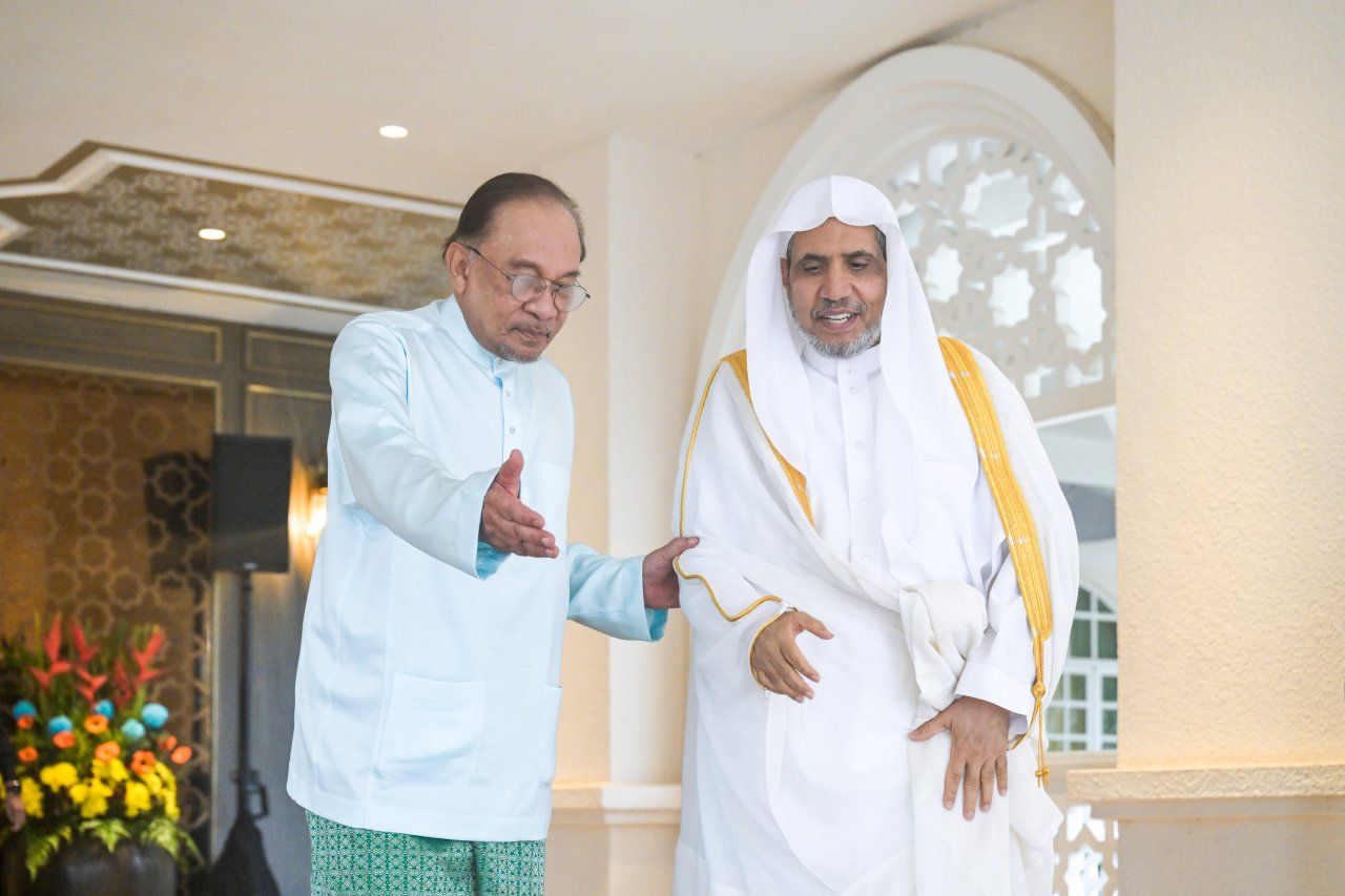 H.E. Dato' Sri Anwar Ibrahim, Prime Minister of Malaysia, received H.E. Sheikh Dr. Mohammed Al-Issa