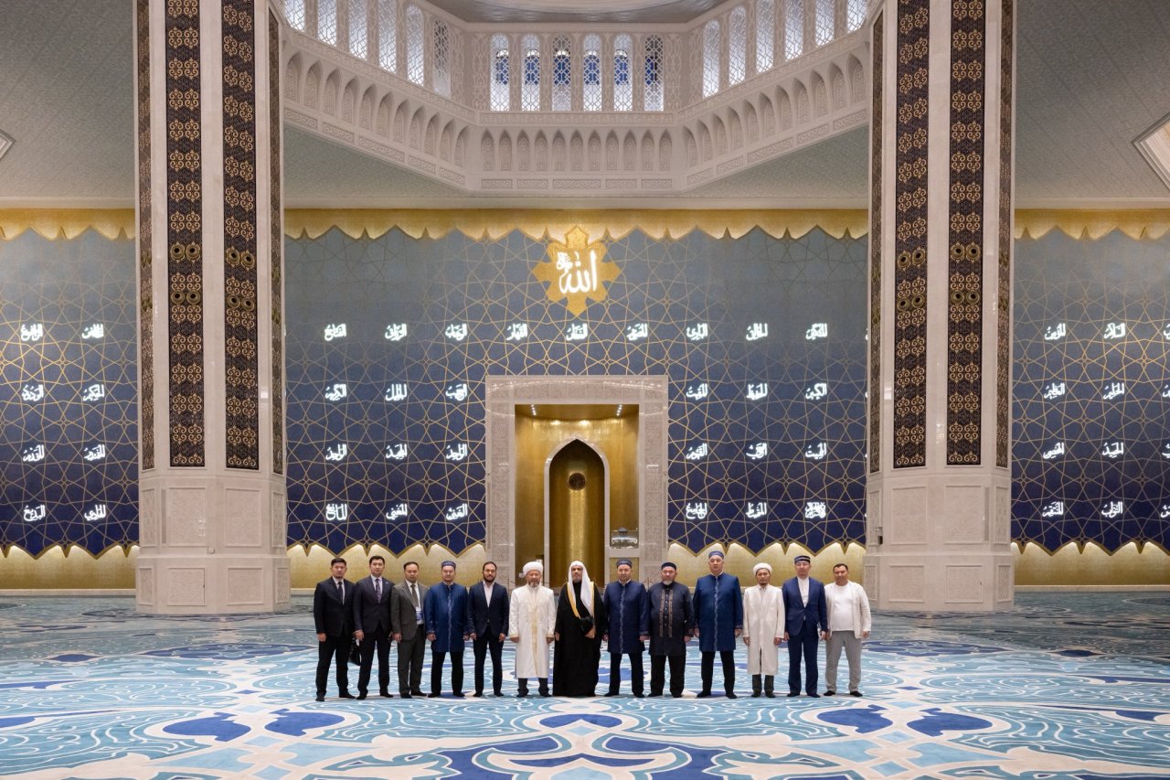 Le Secrétaire général de la Ligue islamique mondiale, Président de l’Organisation des savants musulmans, cheikh Mohammed Al-Issa a visité la grande mosquée d’Astana