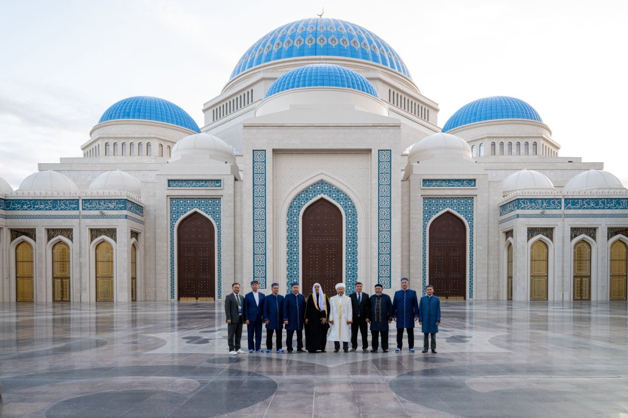 Le Secrétaire général de la Ligue islamique mondiale, Président de l’Organisation des savants musulmans, cheikh Mohammed Al-Issa a visité la grande mosquée d’Astana